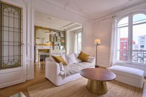 Grand appartement Haussmannien à 12 min de Paris - chic spacious classic Parisian apartment