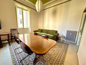 TrastevereHome-Historic Noble Palace in Trastevere with balcony