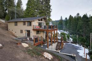 Hot Tub + Scenic Views: Luxury Twain Harte Cabin!