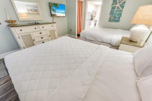 1BR at Sandy Beach Resort, Oceanfront View, Pools!