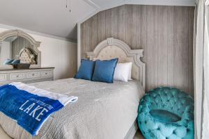 Lake View and Game Room on 3 half Acres, Near Marina