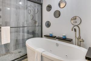 Lake View and Game Room on 3 half Acres, Near Marina