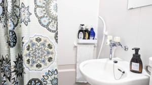 MIYAVI#302 3min walk Narimasu Station, 4 people, wide queen bed & sofa, Tokyos largest Don Quijote