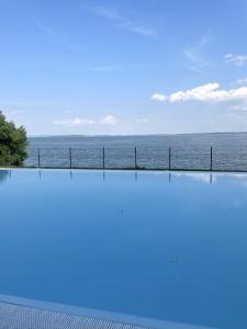 Lakeside Apartment with direct Lake access & Pools