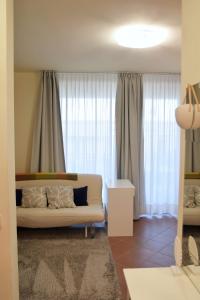 Lakeside Apartment with direct Lake access & Pools