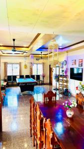 Chateau La Princesa rooms with garden, Bar & billiard