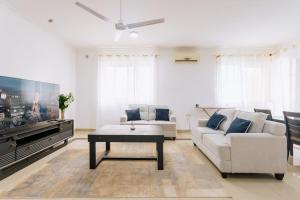 Sea Breeze Apartment with 3BRs-Pool Walk to Beach, Gen Set