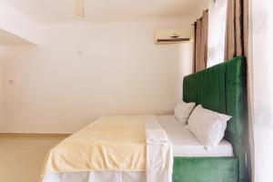 Sea Breeze Apartment with 3BRs-Pool Walk to Beach, Gen Set