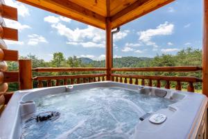 Smoky Bear Splash Top Rated Private Pool Cabin with Hot Tub, Mtn Views, Arcade Games, Excellent Location