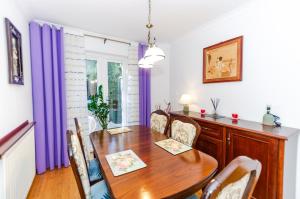 A Riverside Paradise in The City w Garden and Free Parking - A 2 Bed Home in London Sleeps 4!