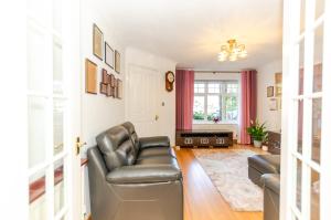 A Riverside Paradise in The City w Garden and Free Parking - A 2 Bed Home in London Sleeps 4!