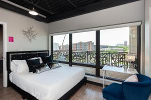 Cartier-Lux DT Unit-Skyline Views