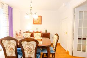 A Riverside Paradise in The City w Garden and Free Parking - A 2 Bed Home in London Sleeps 4!