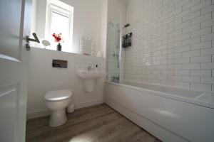 Modern & Family-Friendly 2-Bed Near O2 Academy, Sleeps 4, Free Parking & WiFi Included