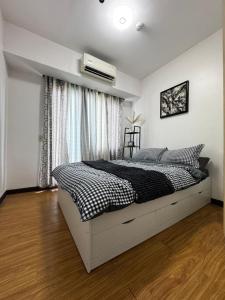 Metro Nook Cozy 2BR Unit with Balcony Facing Rockwell - Acqua Private Residences