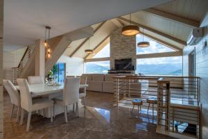 Casa com Piscina, Churrasqueira e Vista