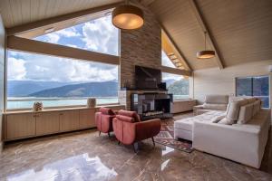 Casa com Piscina, Churrasqueira e Vista