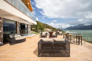 Casa com Piscina, Churrasqueira e Vista