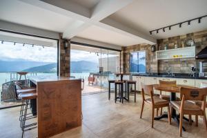 Casa com Piscina, Churrasqueira e Vista