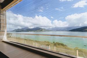 Casa com Piscina, Churrasqueira e Vista