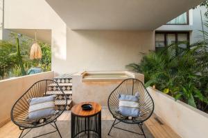 204 Hidden Gem apartment in the heart of Tulum w huge private terrace and pool for 6 Pax