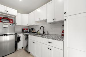 The Rhitreat, Studio, 10 Min Downtown & Airport