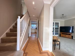 Spacious 4 Bed Home near Elizabeth Line, perfect for Contractors, Families & Groups