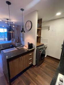 Premium Studio near Oviedo Mall, El Poblado- Balcony, AC & Fast WiFi