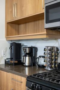 Amethyst Horizon - Stylish peaceful 2BR w zen Garden View Pool Gym