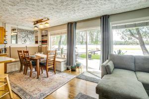 Hot Tub, Deck and Mtn Views Nine Mile Falls Duplex