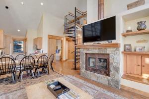 Terraces 1202 - Terraces Pathway