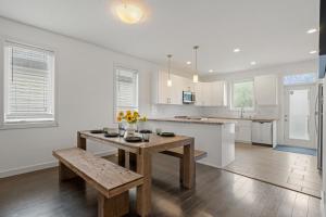 Charming 3 Bedrooms Home with BBQ- Deck- Fenced yard-Near WEM & River Valley