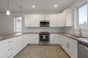 Charming 3 Bedrooms Home with BBQ- Deck- Fenced yard-Near WEM & River Valley