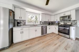 Home Less Than 1 Mi to Lake Erie and Shades Beach Park!