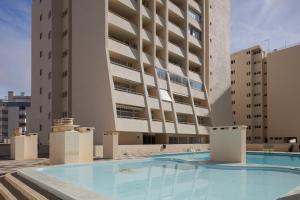 Apartamento a 50 metros da Praia com Piscina e Estacionamento