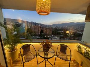 Premium Studio near Oviedo Mall, El Poblado- Balcony, AC & Fast WiFi