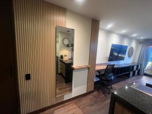 Premium Studio near Oviedo Mall, El Poblado- Balcony, AC & Fast WiFi