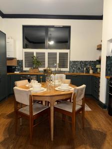 3 Bed Newark Home with Grand Ceilings & Cozy Vibes