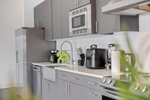 City View 1BR I Gym I Free Parking I Workspace