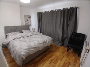 PREISTLEY HOUSE- CONTRACTORS ACCOMMODATION Entire 4 Bedroom House with free parking and up to 8 sleep- NO PARTIES ALLOWED