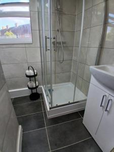 PREISTLEY HOUSE- CONTRACTORS ACCOMMODATION Entire 4 Bedroom House with free parking and up to 8 sleep- NO PARTIES ALLOWED