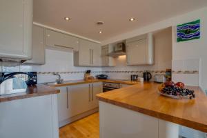 Over the Harbour 4 Fernlea Court