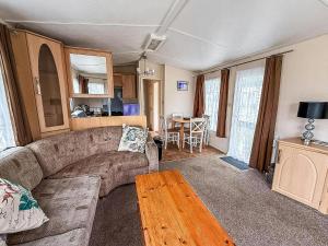 Lovely 8 Berth Caravan At Southview, Skegness, With Lake Views Ref 33066Cl
