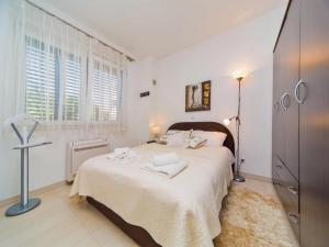 4B Apartments - Two Bedroom Apartment with Balcony