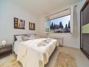 4B Apartments - Two Bedroom Apartment with Balcony