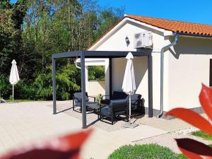 Villa in upani i with swimming pool