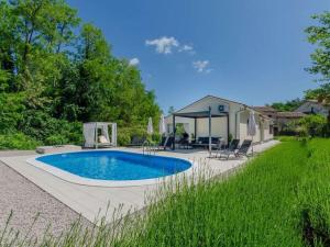 Villa in upani i with swimming pool