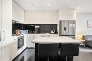 Stylish Southbank 2-Bed Flat w Balcony & Parking