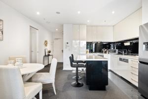 Stylish Southbank 2-Bed Flat w Balcony & Parking