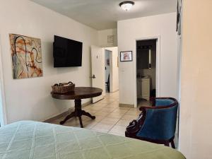 Private Rooms at Miami, Buena Vista with Parking
